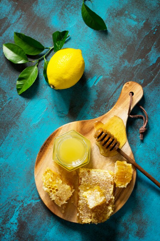 Ballı Limonlu Suyun Sağlığa Faydaları ve Gerçekler: Bal ve limon